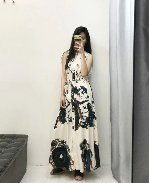 Alkalmi női ruha gombokkal és övvel