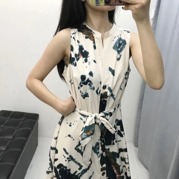 Alkalmi női ruha gombokkal és övvel