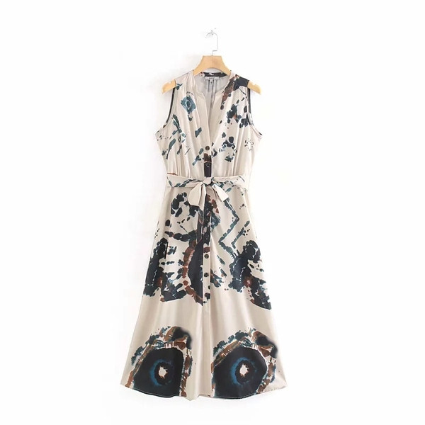 Alkalmi női ruha gombokkal és övvel