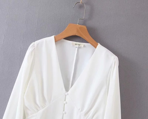 Bluză de damă modernă cu mâneci lungi și decolteu în V de culoare albă