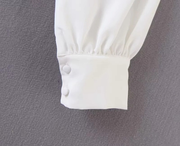 Bluză de damă modernă cu mâneci lungi și decolteu în V de culoare albă