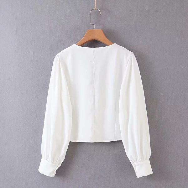 Bluză de damă modernă cu mâneci lungi și decolteu în V de culoare albă
