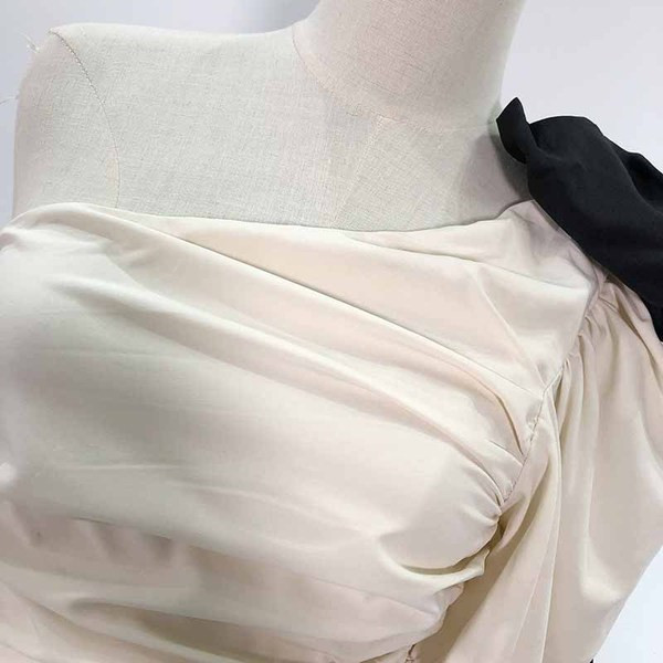 Női blúz egy váll és szalaggal