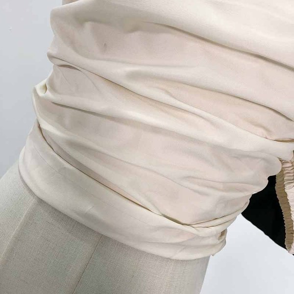 Női blúz egy váll és szalaggal