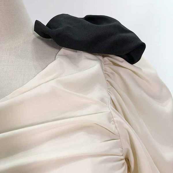 Női blúz egy váll és szalaggal