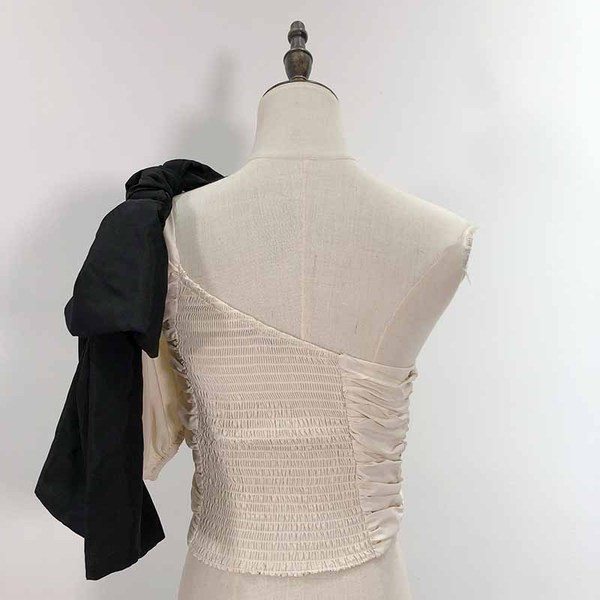 Női blúz egy váll és szalaggal