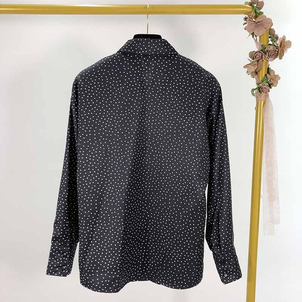 Cămașă modernă de damă cu mâneci lungi și aplicație