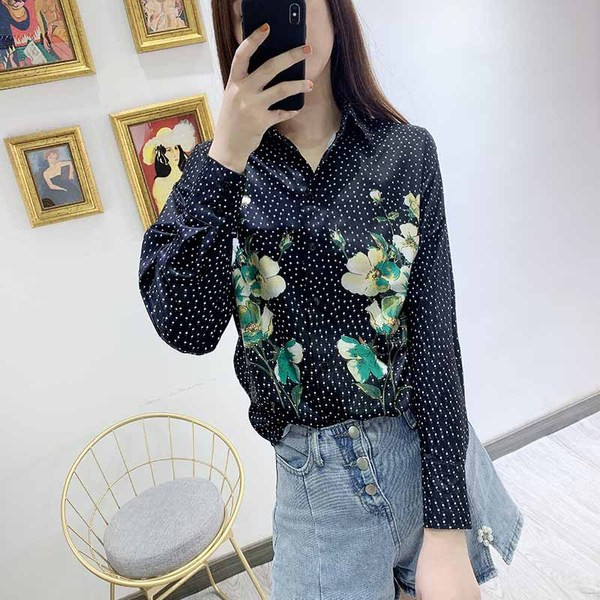 Cămașă modernă de damă cu mâneci lungi și aplicație