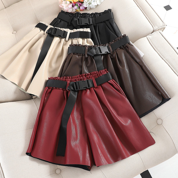 Női rövidnadrág, magas derékkal műbőrből több színben