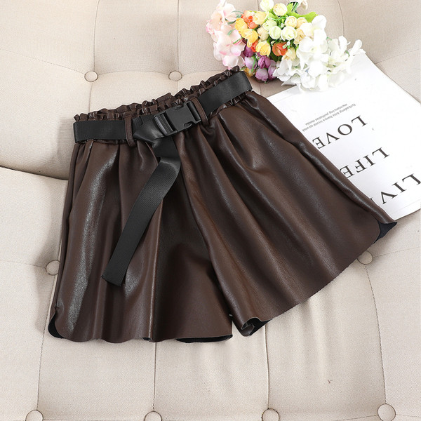 Női rövidnadrág, magas derékkal műbőrből több színben