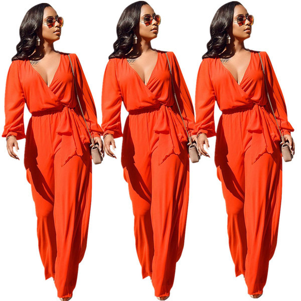 Salopetă de damă elegantă, cu decolteu adânc și mâneci lungi, de culoare portocalie