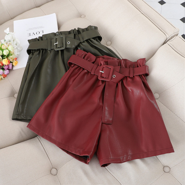 Pantaloni scurti de dama la moda din imitatie de piele cu curea in mai multe culori