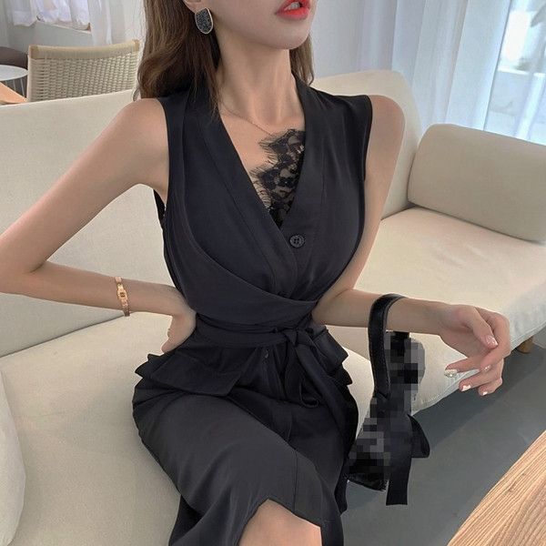 Rochie elegantă de damă în negru, cu decolteu în V