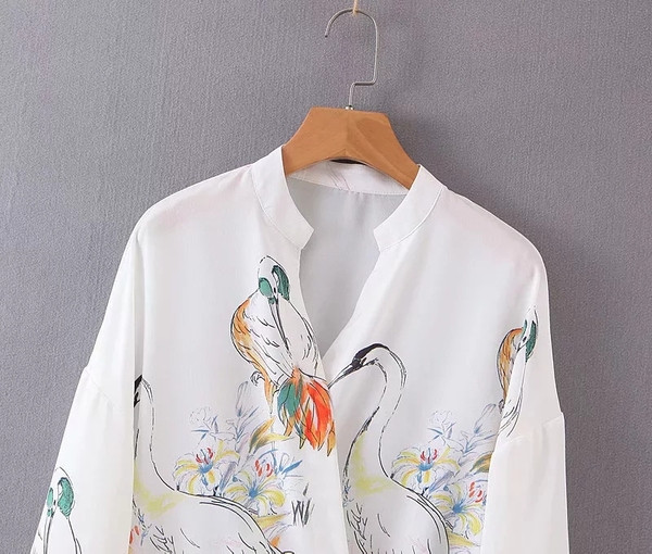 Cămașă de damă cu aplicație colorată în alb