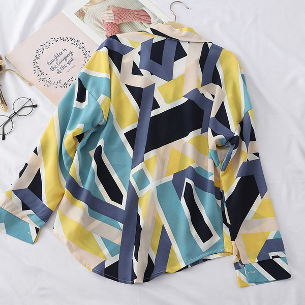 Cămașă de damă colorată model larg cu mâneci lungi