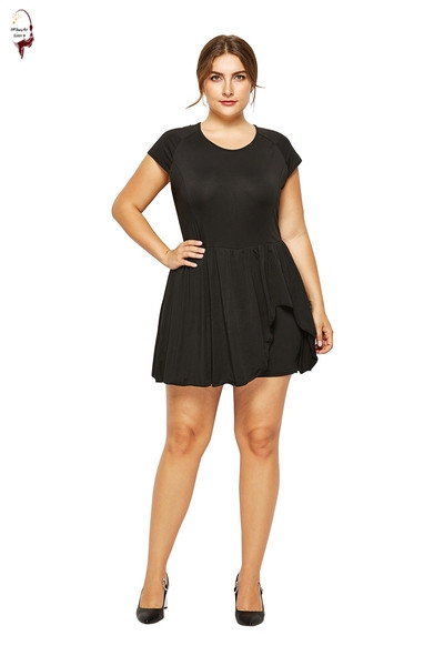 Női alkalmi kombinét O-nyakú és rövid ujjú fehér és fekete színben