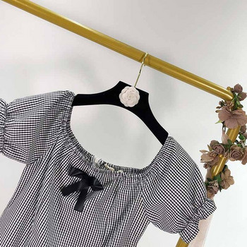 Rövid női ruha szalaggal