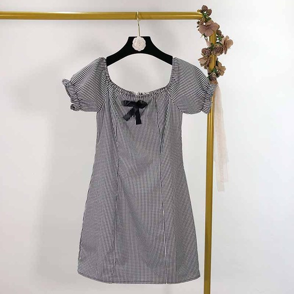 Rövid női ruha szalaggal