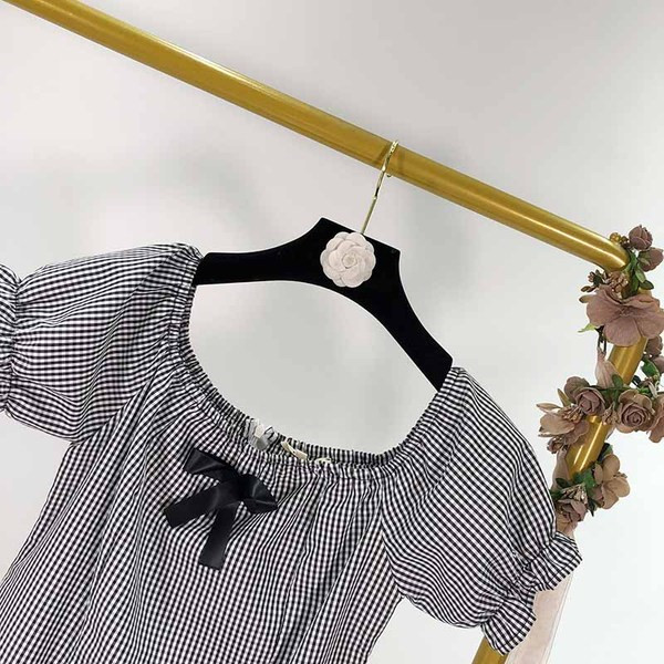 Rövid női ruha szalaggal