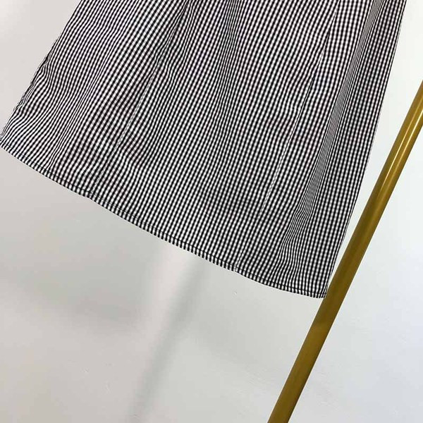 Rövid női ruha szalaggal