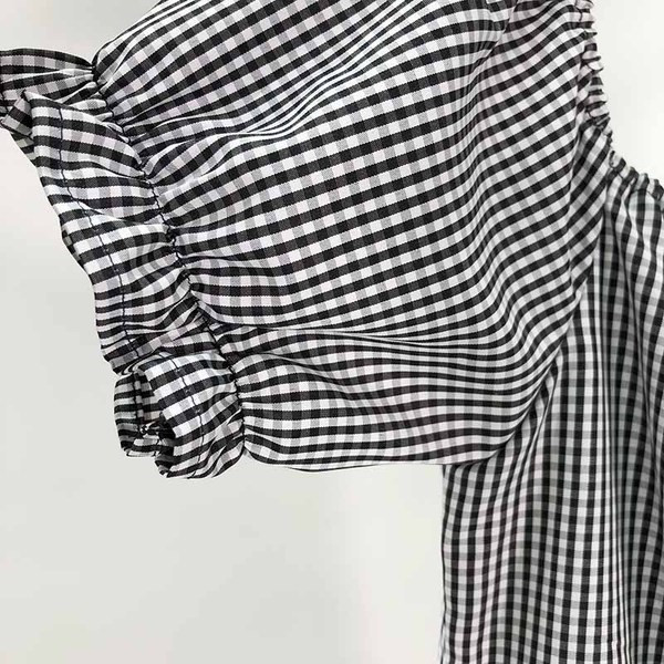 Rövid női ruha szalaggal