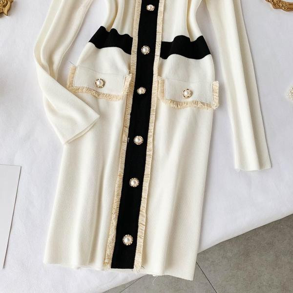 Rochie elegantă de damă cu nasturi în alb-negru