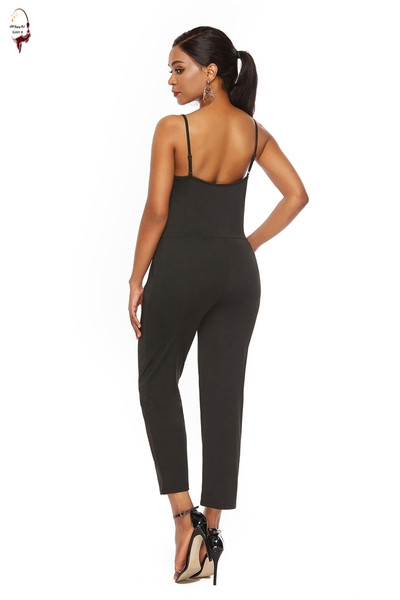 Salopetă elegantă de damă, cu bretele subțiri și decolteu adânc, de culoare neagră