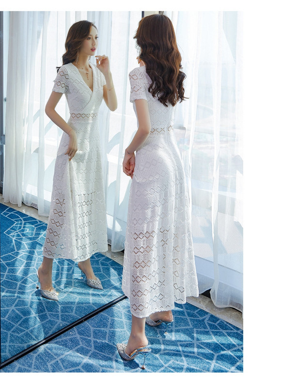 Rochie lungă de damă modernă în alb cu mâneci scurte