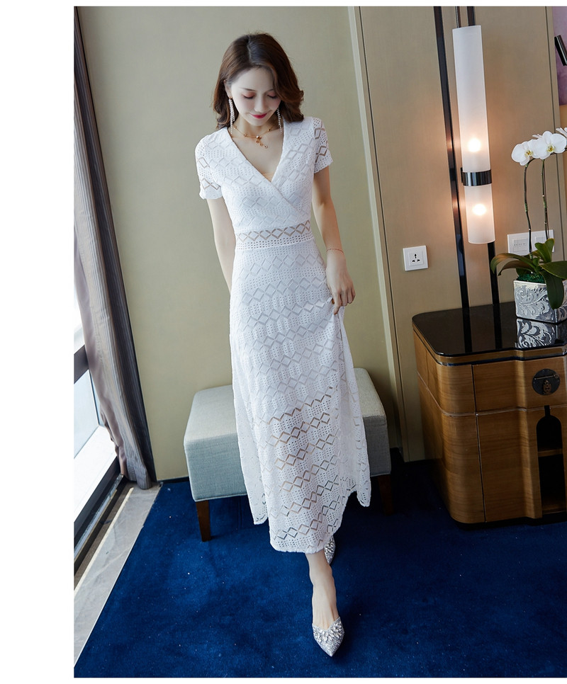 Rochie lungă de damă modernă în alb cu mâneci scurte