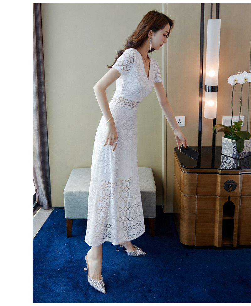 Rochie lungă de damă modernă în alb cu mâneci scurte