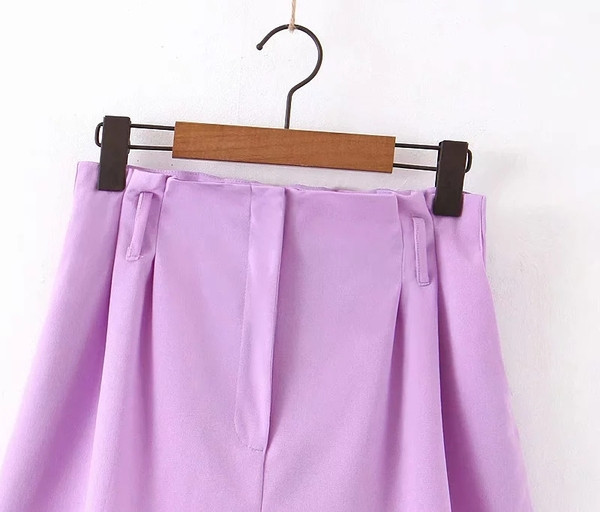 Modern női rövidnadrág lila színben