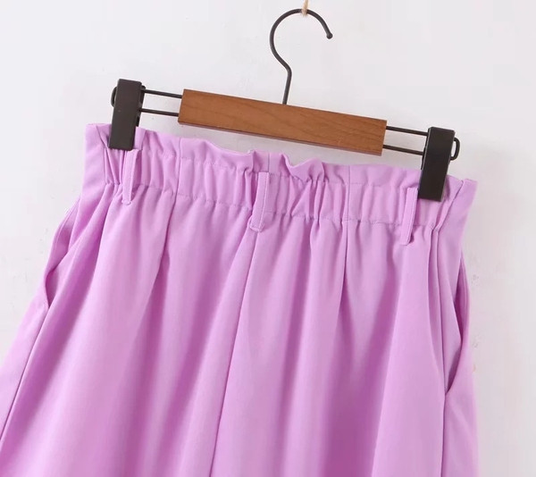 Modern női rövidnadrág lila színben