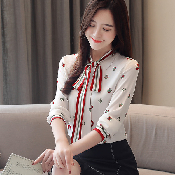 Stílusos női ing fehér színben, szalaggal