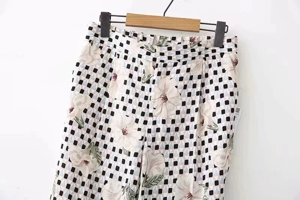 Pantaloni moderni de dama cu model floral si talie elastica