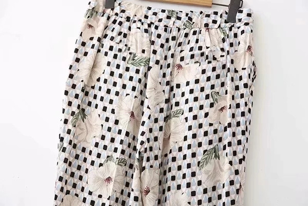 Pantaloni moderni de dama cu model floral si talie elastica