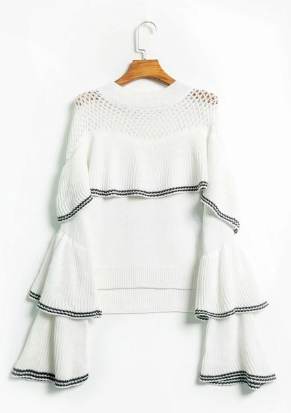 Bluză de damă actuală cu mâneci lotus în alb și negru