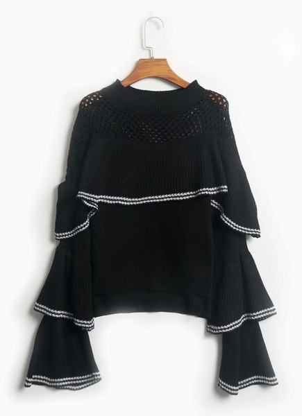 Bluză de damă actuală cu mâneci lotus în alb și negru