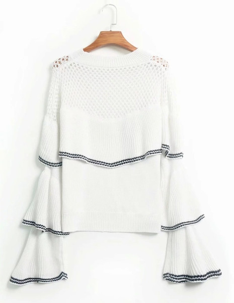 Bluză de damă actuală cu mâneci lotus în alb și negru