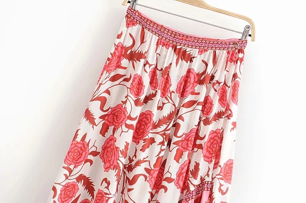 Fusta de dama actuala model asimetric cu motive florale