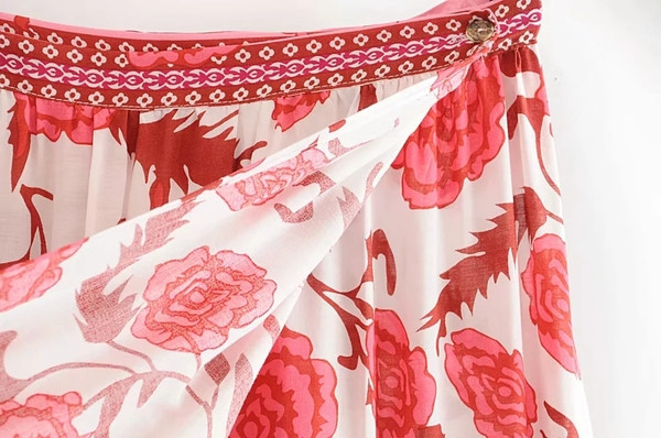 Fusta de dama actuala model asimetric cu motive florale