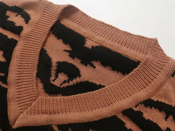 Pulover de dama modern cu decolteu in V in doua culori