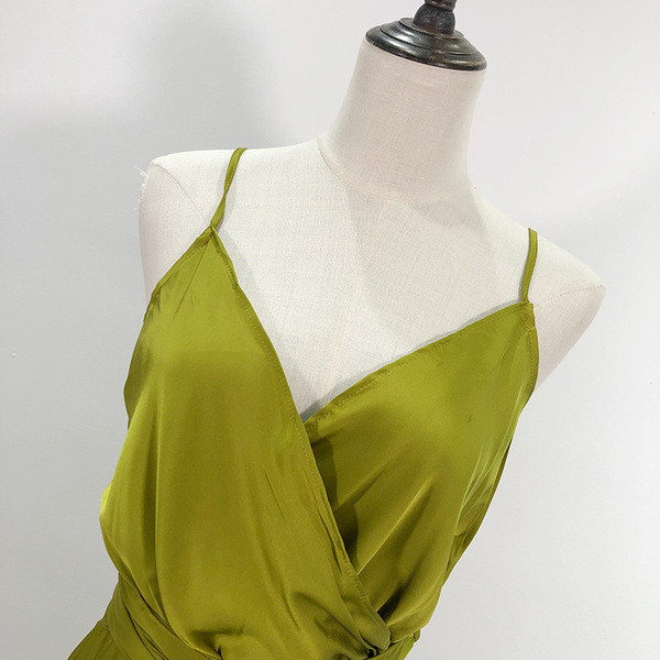 Női ruha vékony pántokkal, derékkötővel