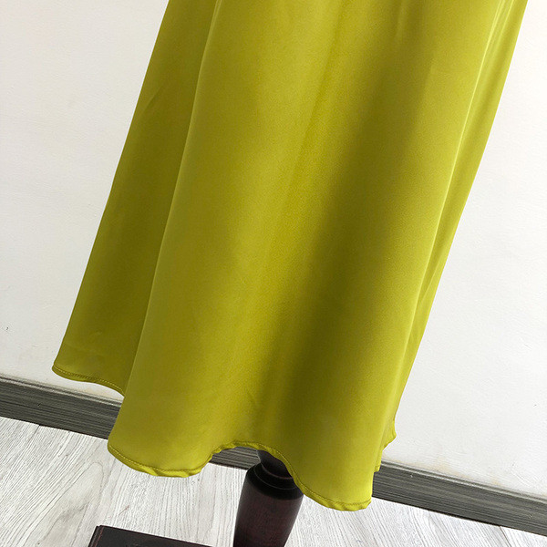 Női ruha vékony pántokkal, derékkötővel