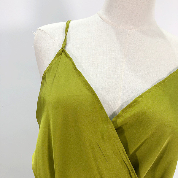 Női ruha vékony pántokkal, derékkötővel