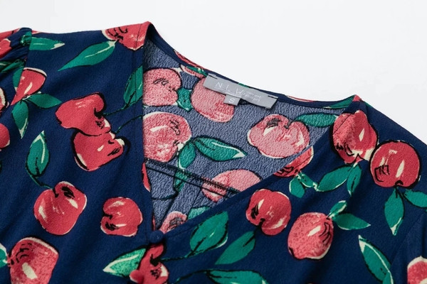 Bluza dama cu aplicatie colorata - model scurt