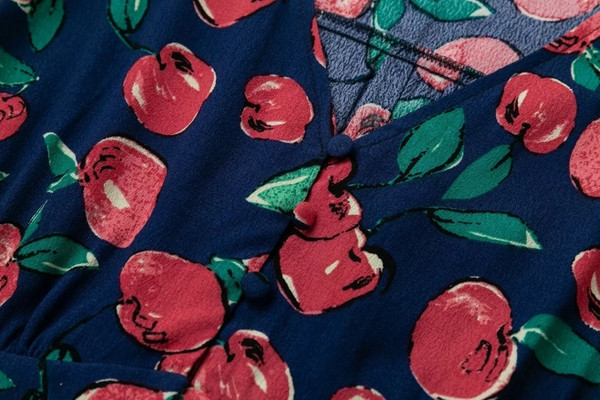 Bluza dama cu aplicatie colorata - model scurt