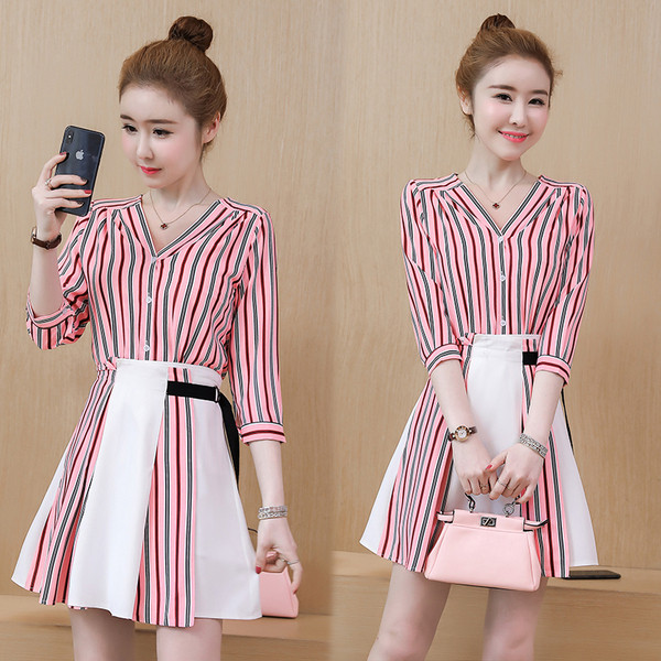 Rochie modernă de damă cu mâneci lungi și decolteu în V