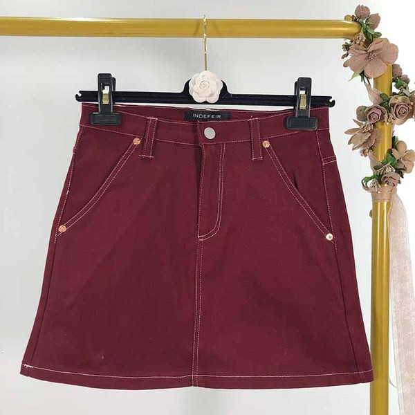 Fusta scurta cu buzunare de culoare visiniu
