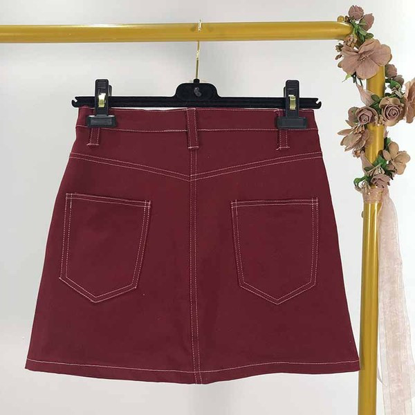 Fusta scurta cu buzunare de culoare visiniu