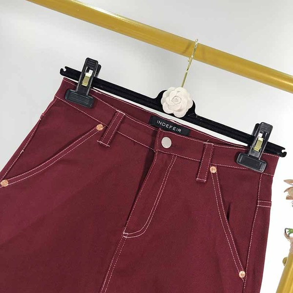 Fusta scurta cu buzunare de culoare visiniu